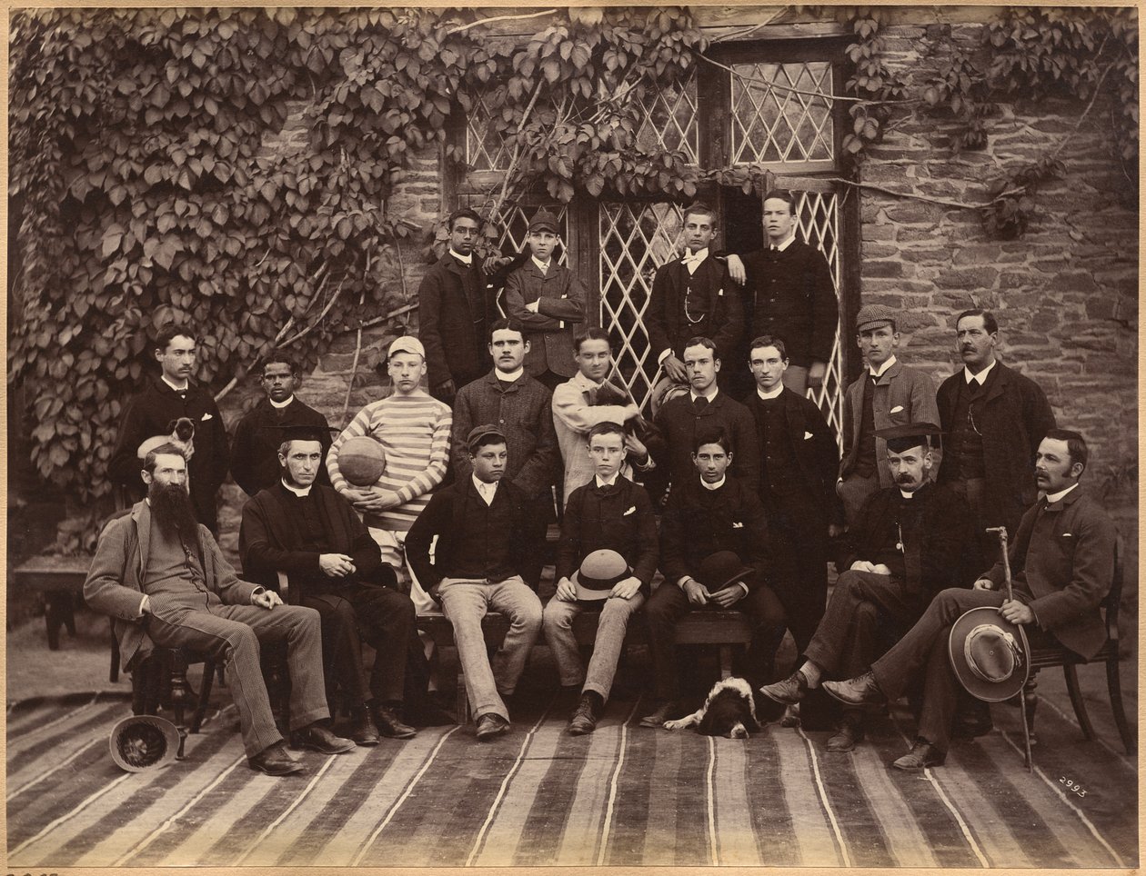 Elever och lärare i de högre klasserna vid Bishop Cotton School, Shimla (verso) av Raja Deen Dayal
