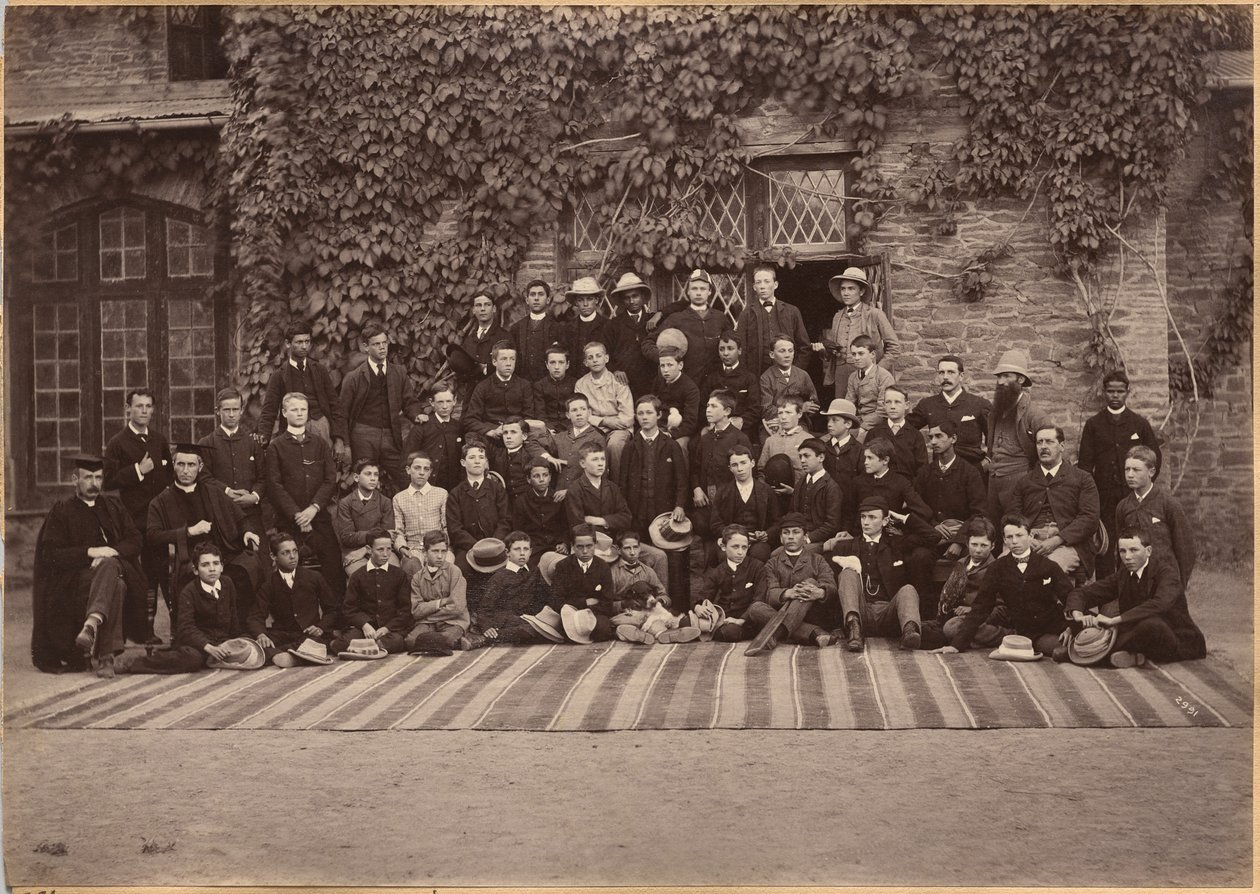 Elever och personal i mellanklasserna, Bishop Cotton School, Shimla (verso) av Raja Deen Dayal