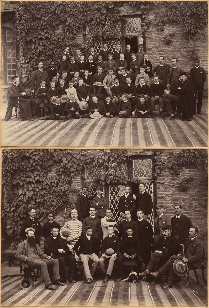 Lägre klass vid Bishop Cotton School, Shimla (recto); elever och lärare i de högre klasserna vid Bishop Cotton School, Shimla (verso) av Raja Deen Dayal