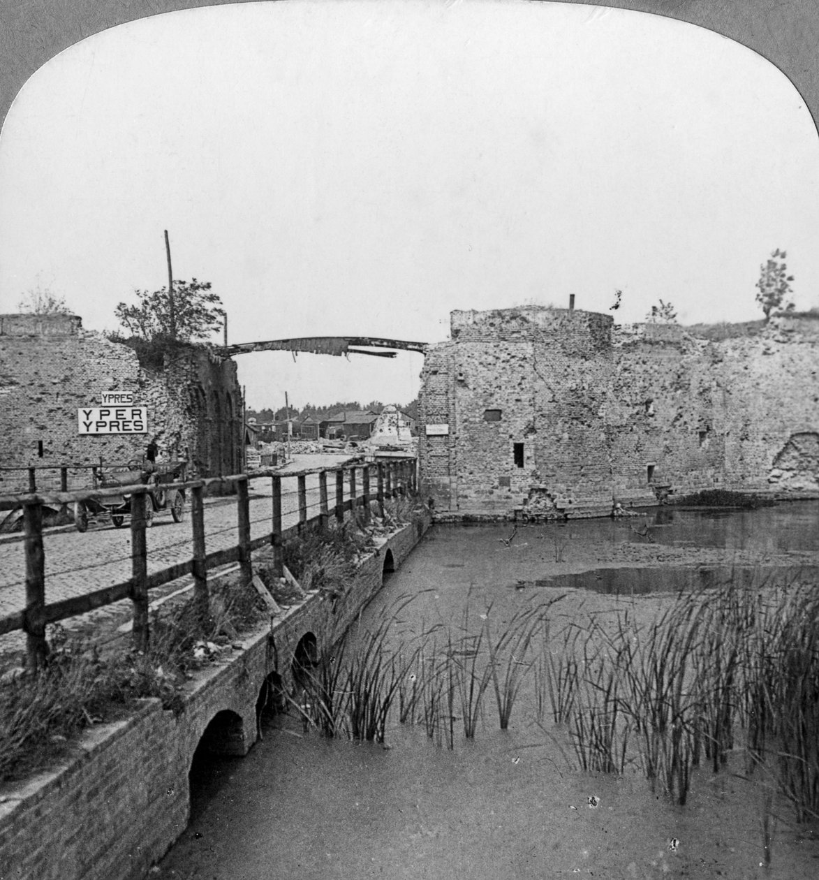 1300-talsvallar och Lilleporten, Ypres, Belgien, första världskriget, c1914-c1918. av Realistic Travels Publishers