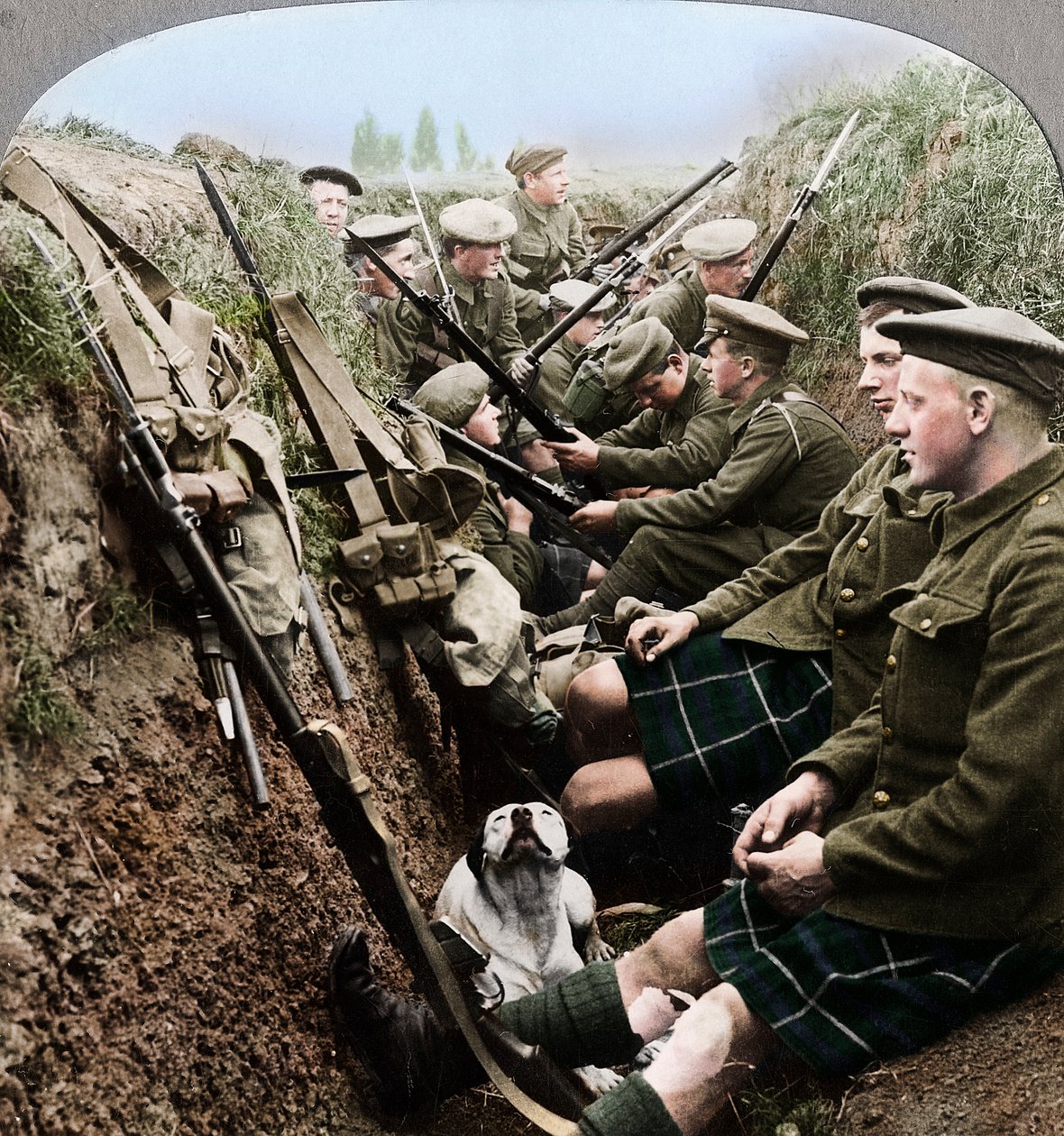 En del av Seaforth Highlanders som rycker en stunds andrum, första världskriget, c1914-c1918 av Realistic Travels Publishers