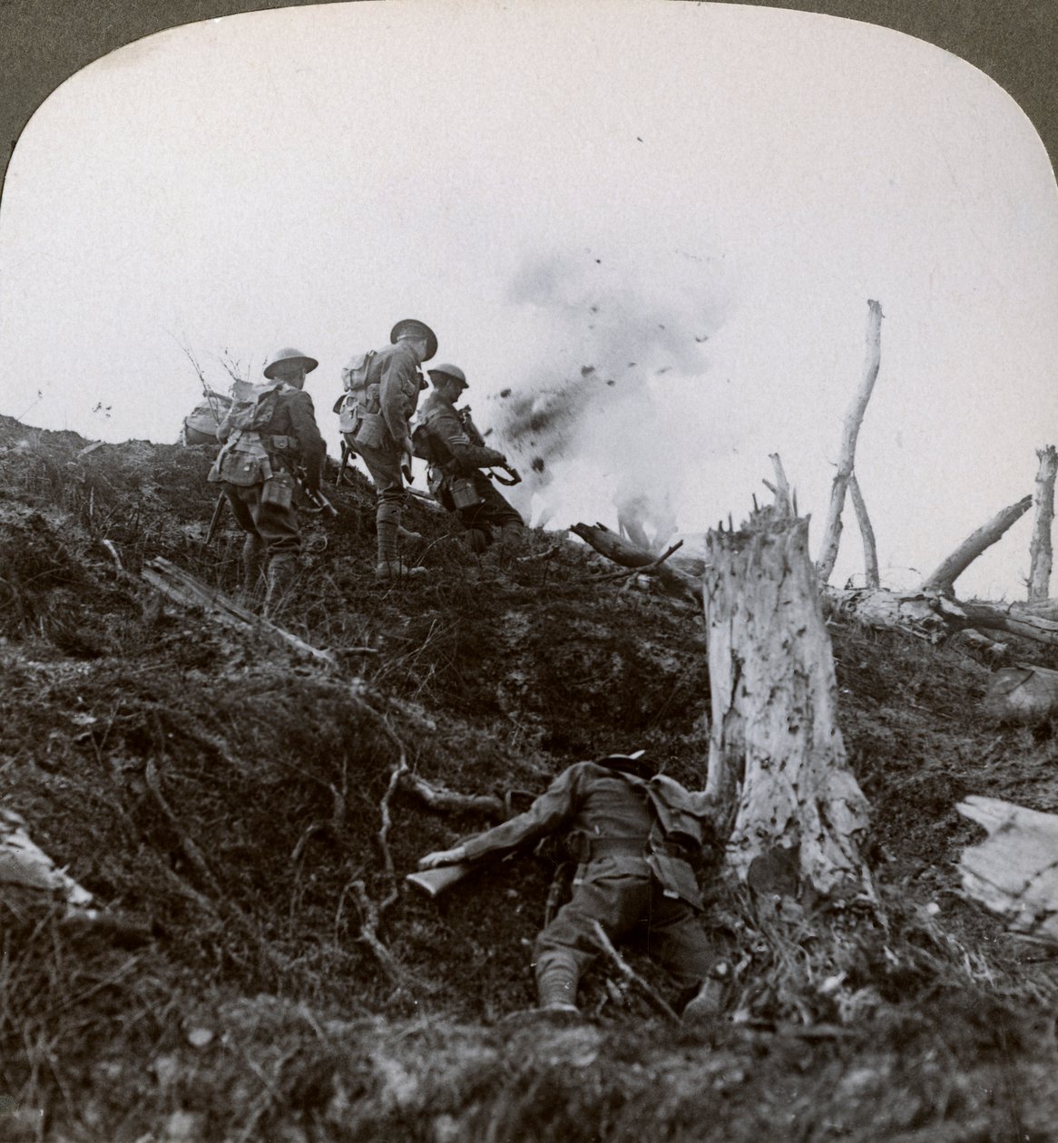 Avancera över No Mans Land för att anfalla de tyska linjerna, första världskriget, 1914-1918 av Realistic Travels Publishers