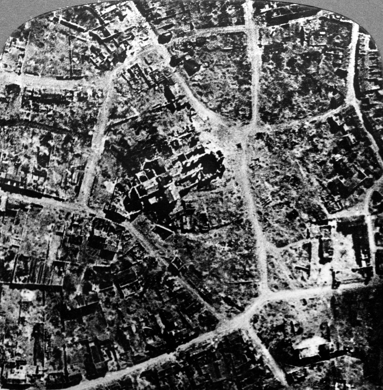Flygfoto över ruinerna av staden och basilikan Albert, Frankrike, första världskriget, 1914-1918. av Realistic Travels Publishers