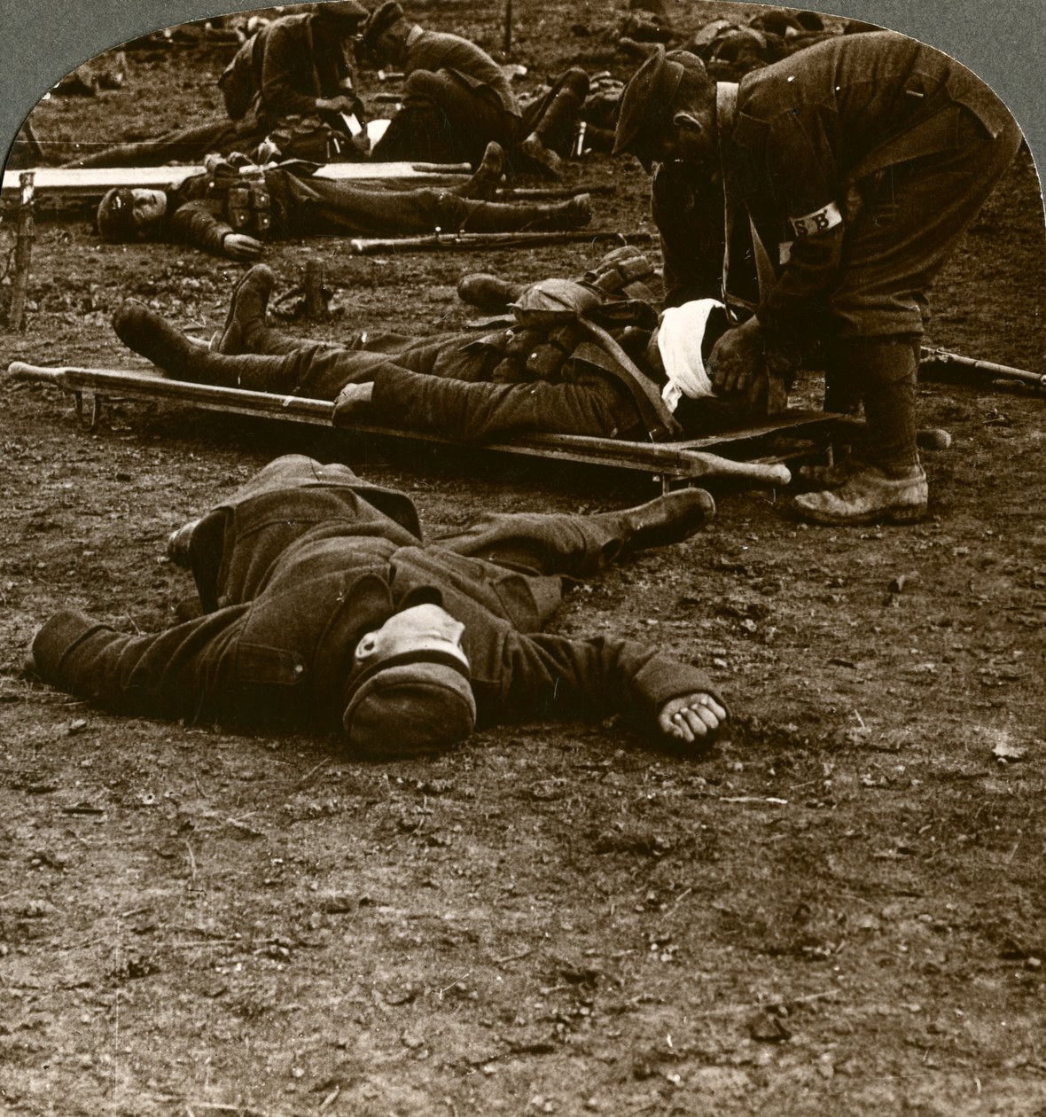 Efter stormen och stridens stress, ta hand om de sårade, första världskriget, 1914-1918. av Realistic Travels Publishers
