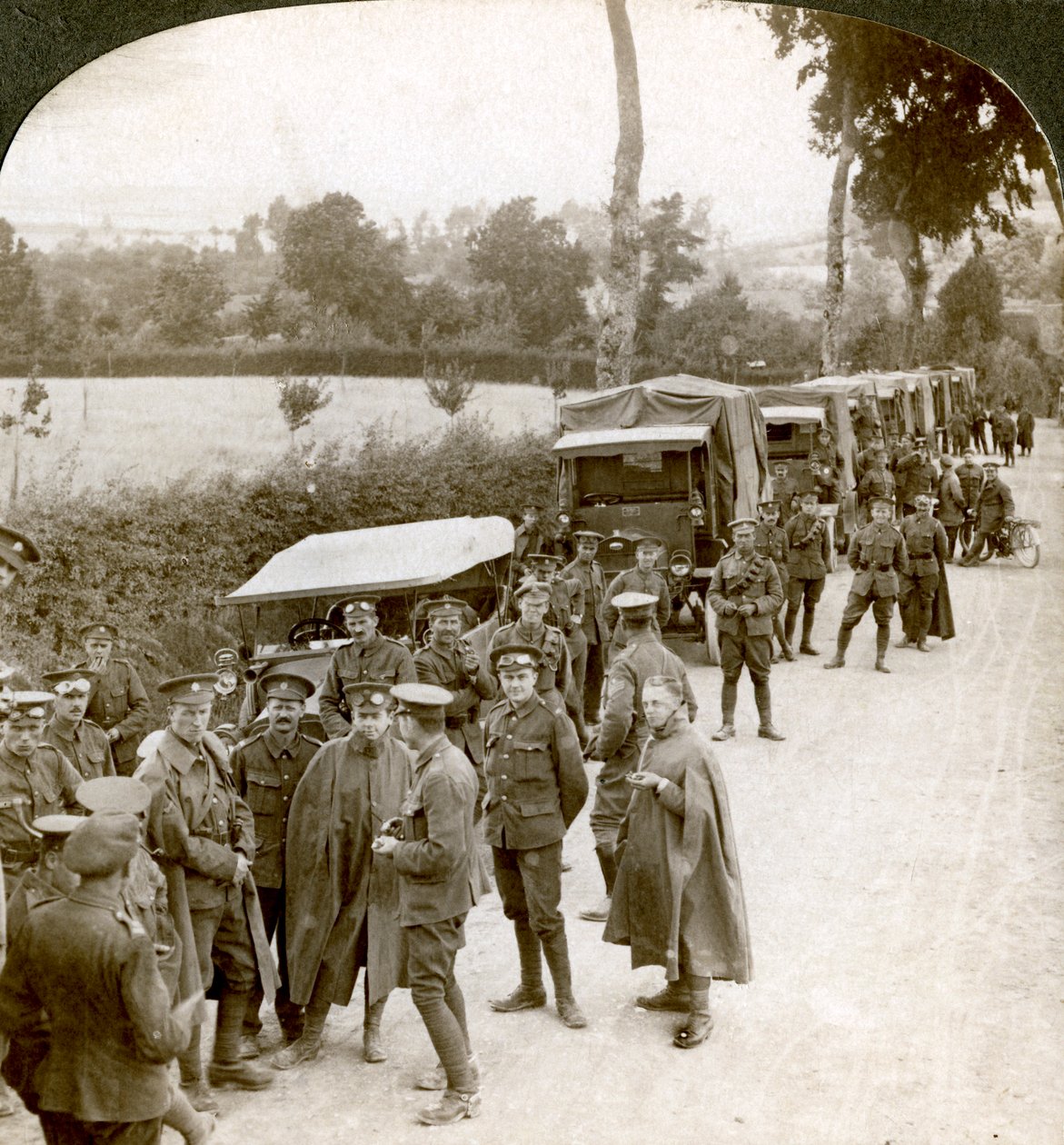Ammunitionskonvoj parkerad i en Flanderns körfält i väntan på order, första världskriget, 1914-1918. av Realistic Travels Publishers