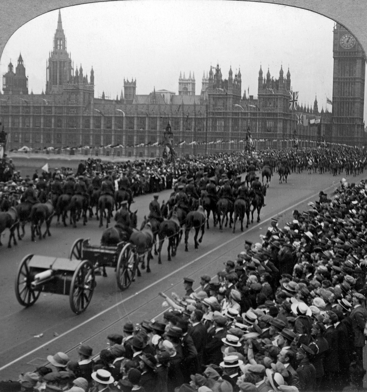 Artilleri i Empires Forces Great March, Westminster Bridge, London, 1919. av Realistic Travels Publishers