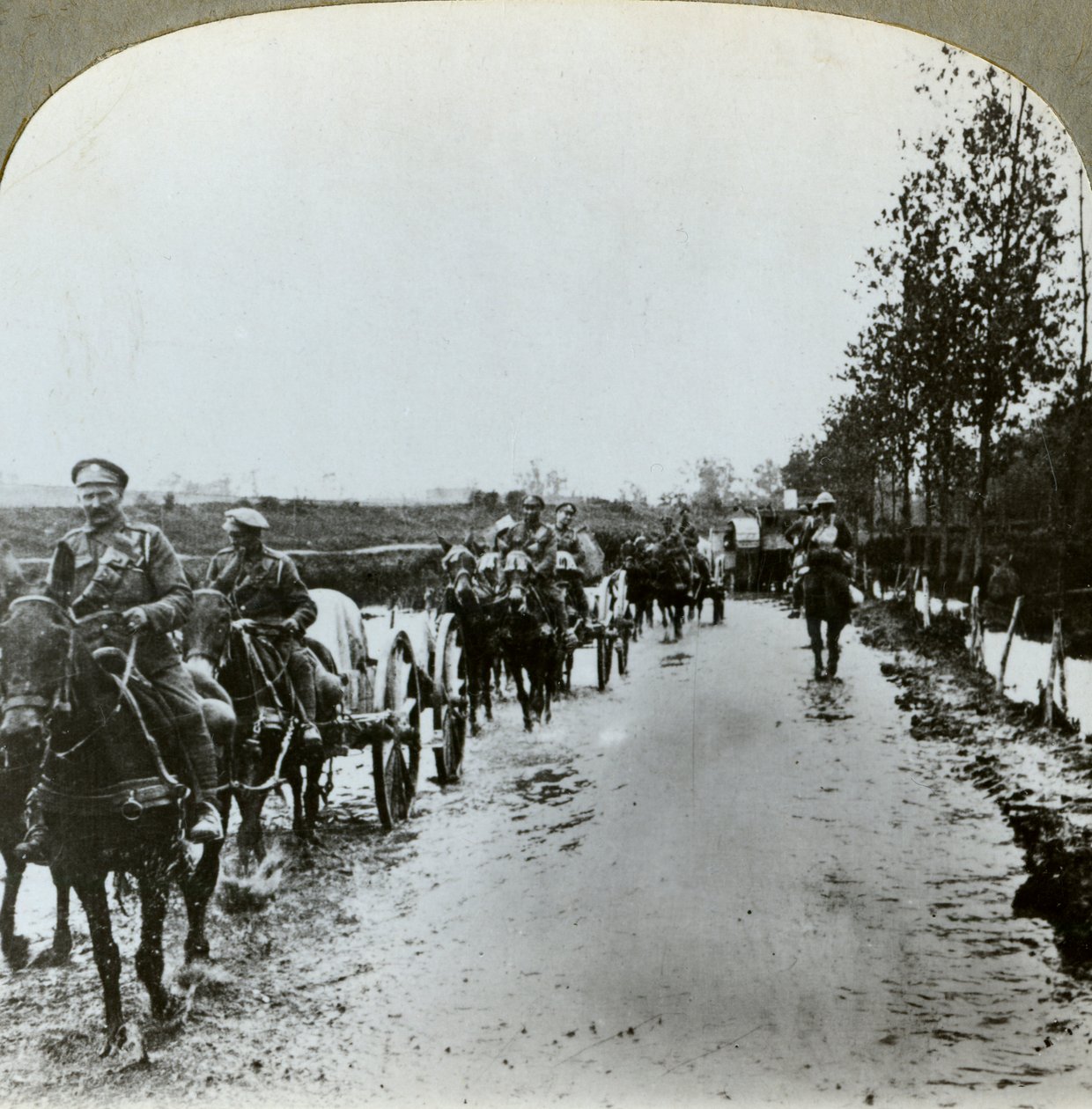 Artilleri på väg genom lera till Gommecourt, Frankrike, första världskriget, c1914-c1918 av Realistic Travels Publishers