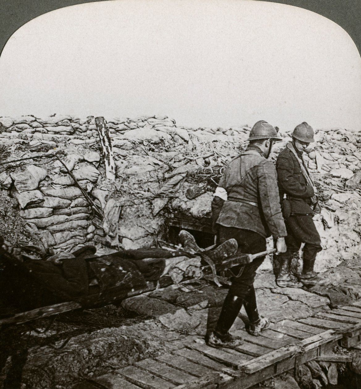 Belgiska bårbärare som bär sårade i en skyttegrav, Dixmude, Belgien, första världskriget, 1914-1918. av Realistic Travels Publishers