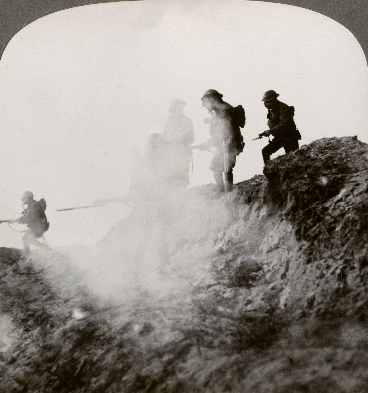 Brittiska soldater på frammarsch i skydd av gas och rök, Frankrike, första världskriget, 1916 av Realistic Travels Publishers