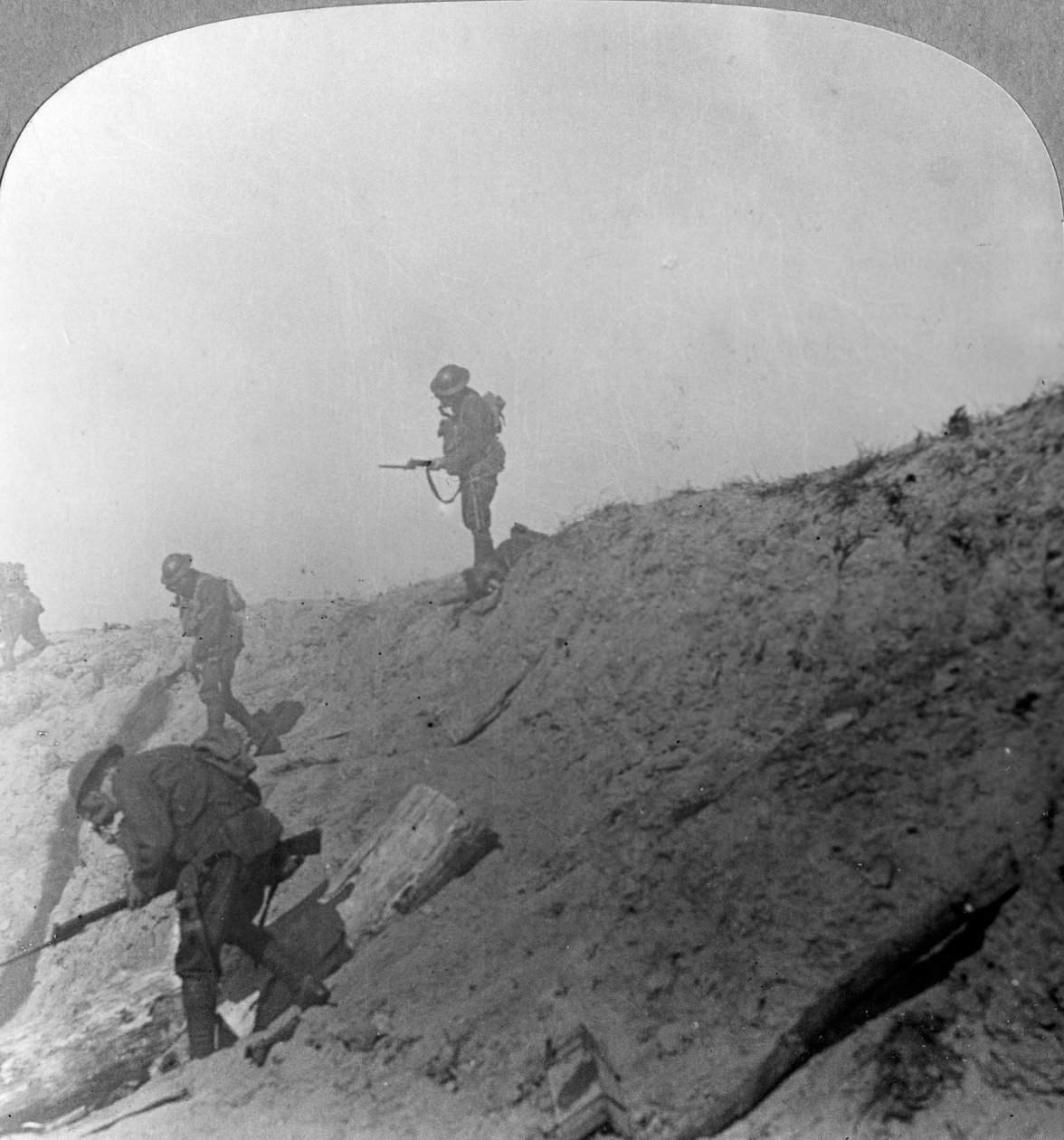 Brittiska trupper som rycker fram genom gas, Passchendaele, Ypres, Belgien, första världskriget, c1914-c1918 av Realistic Travels Publishers