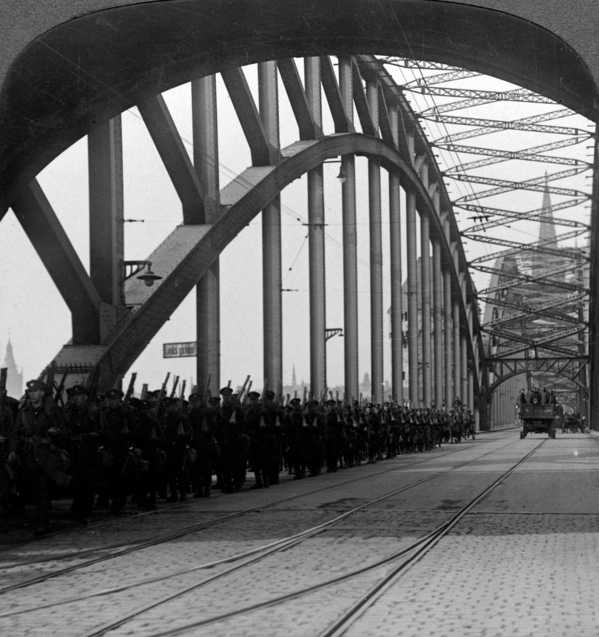 Brittiska trupper korsar bron över Rhen, Köln, Tyskland, 1918-1926. av Realistic Travels Publishers