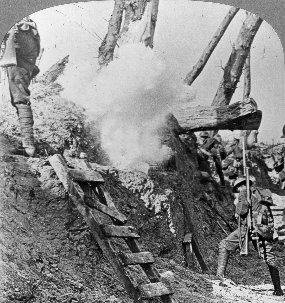 Brittiska trupper går över toppen, Flandern, Belgien, första världskriget, c1914-c1918 av Realistic Travels Publishers