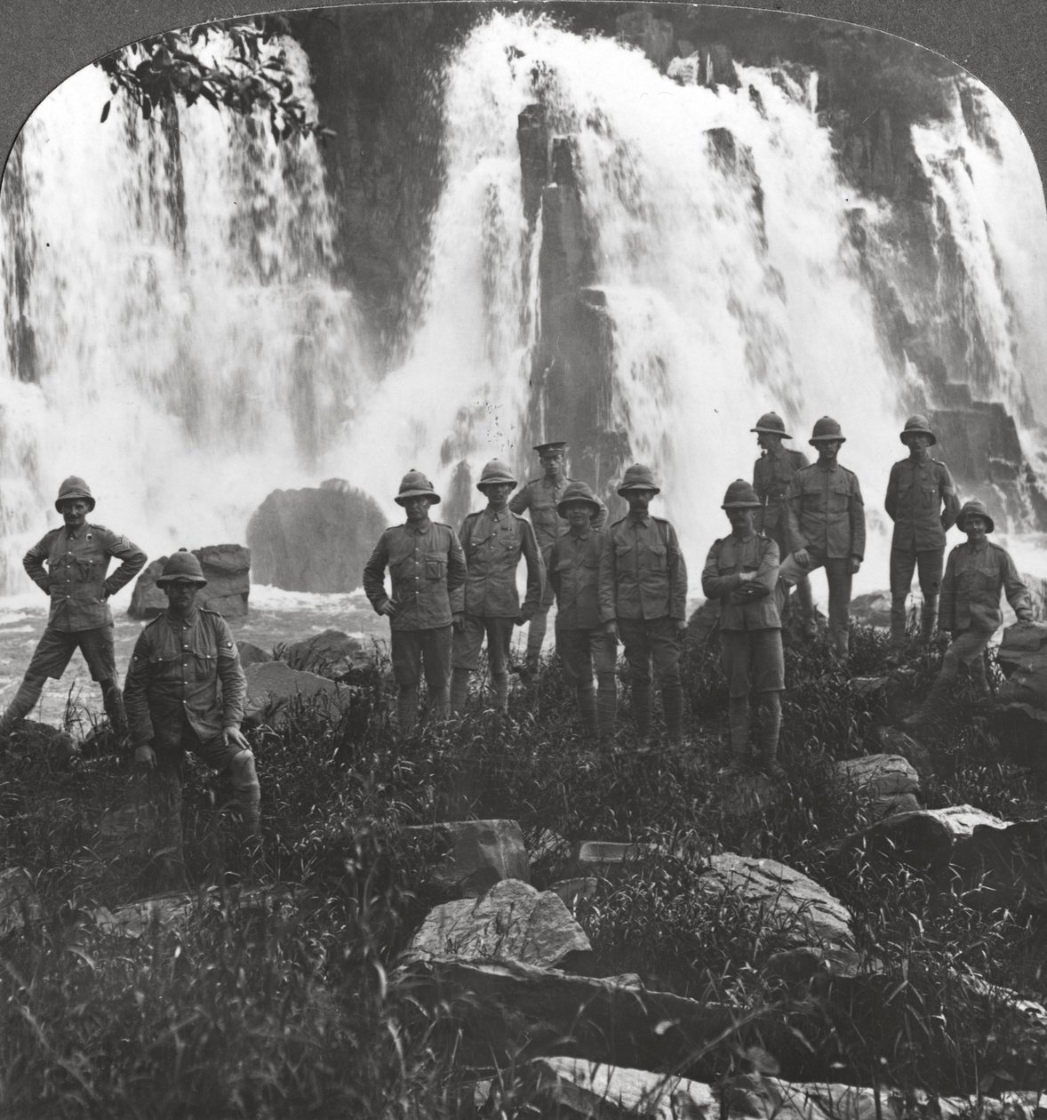 Brittiska trupper fräscha upp sig vid ett vattenfall, Afrika, första världskriget, c1914-c1918 av Realistic Travels Publishers
