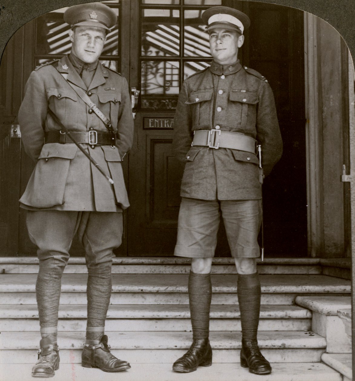Kapten MacDougall, DSO, och Cadet Mullin, två kanadensiska VCs, första världskriget, 1914-1918 av Realistic Travels Publishers