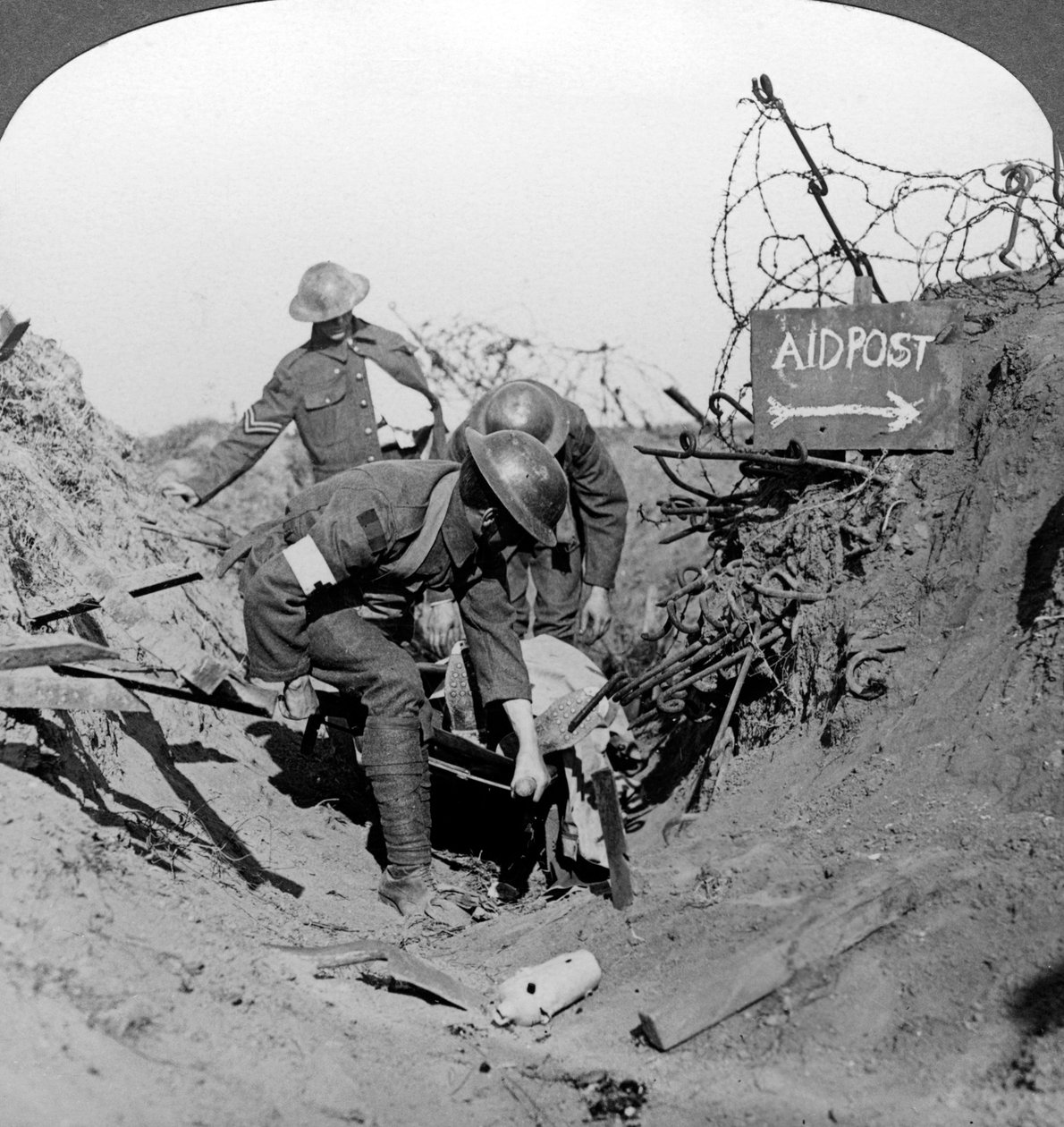 Bär en skadad soldat till en första hjälpenpost, Passchendaele, Belgien, första världskriget, 1914-1918. av Realistic Travels Publishers