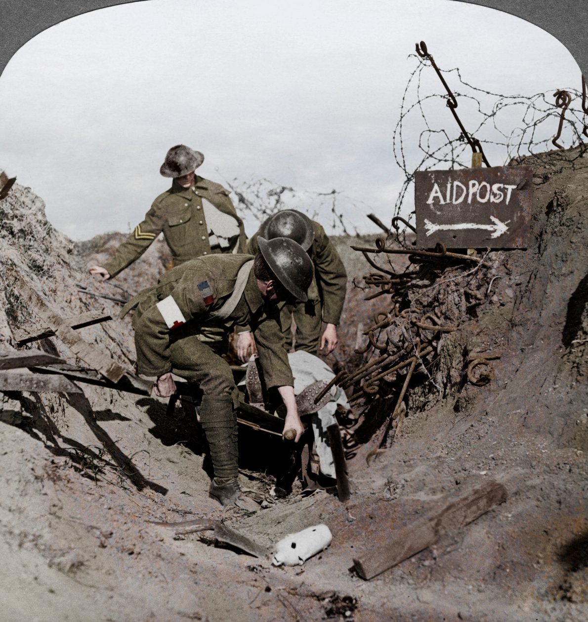Att bära en skadad soldat till en första hjälpen-post, Passchendaele, Belgien, första världskriget, 1914-1918 av Realistic Travels Publishers