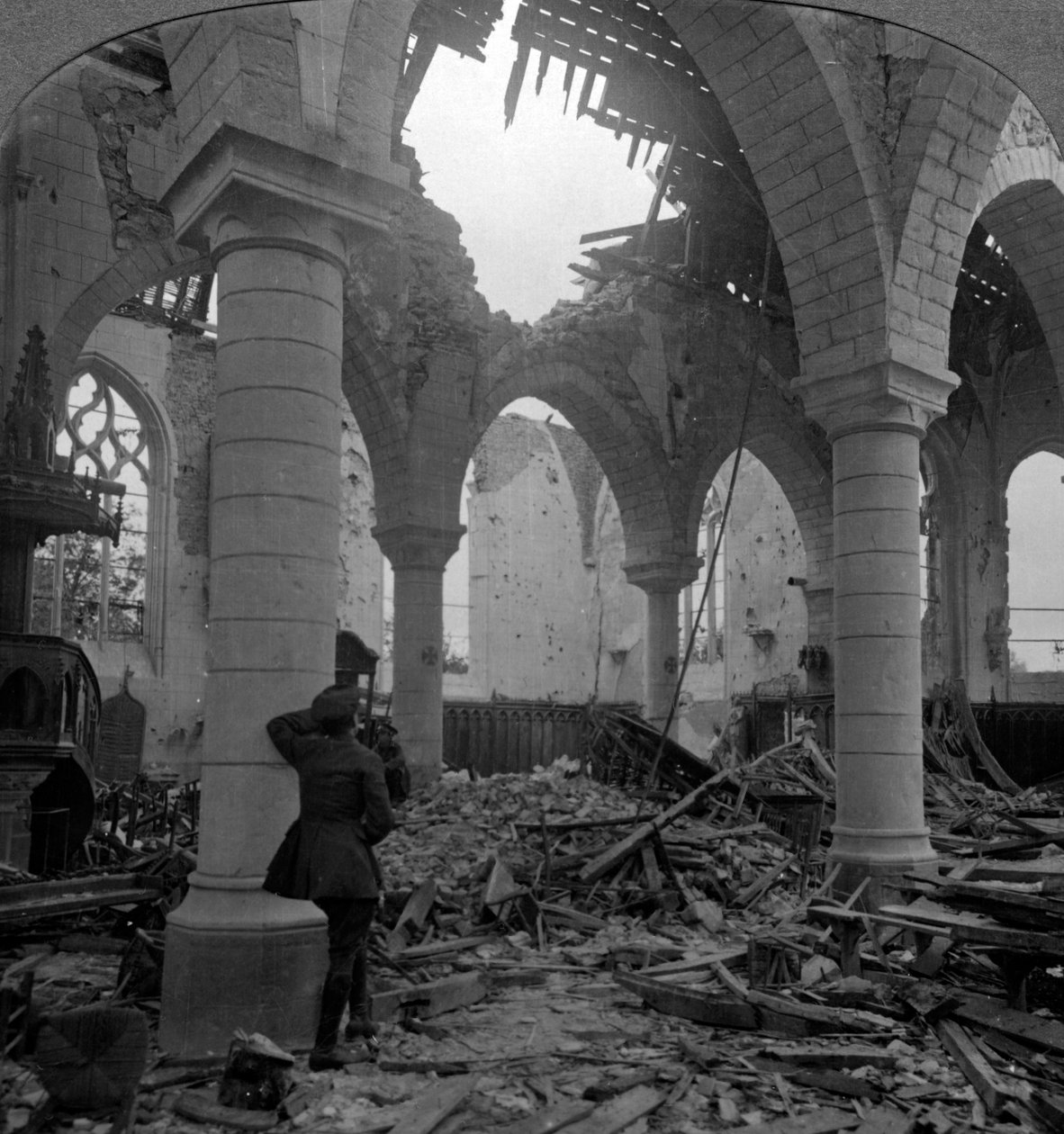 Kyrka i ruiner, Richebourg, Frankrike, första världskriget, 1914-1918. av Realistic Travels Publishers