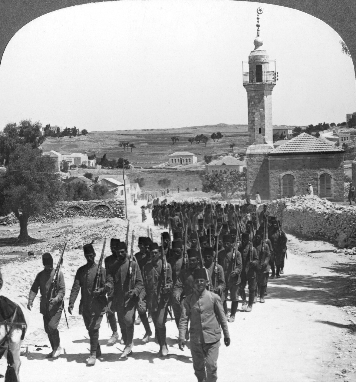 Besegrade turkiska soldater, Palestina, första världskriget, c1917-c1918 av Realistic Travels Publishers