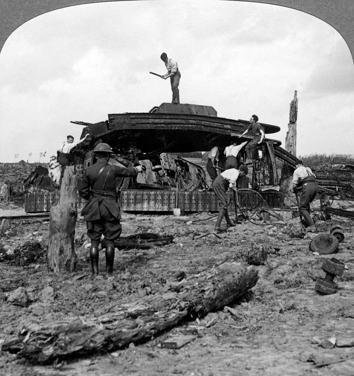 Ingenjörer som rensar en förstörd stridsvagn från en väg, första världskriget, 1917-1918. av Realistic Travels Publishers