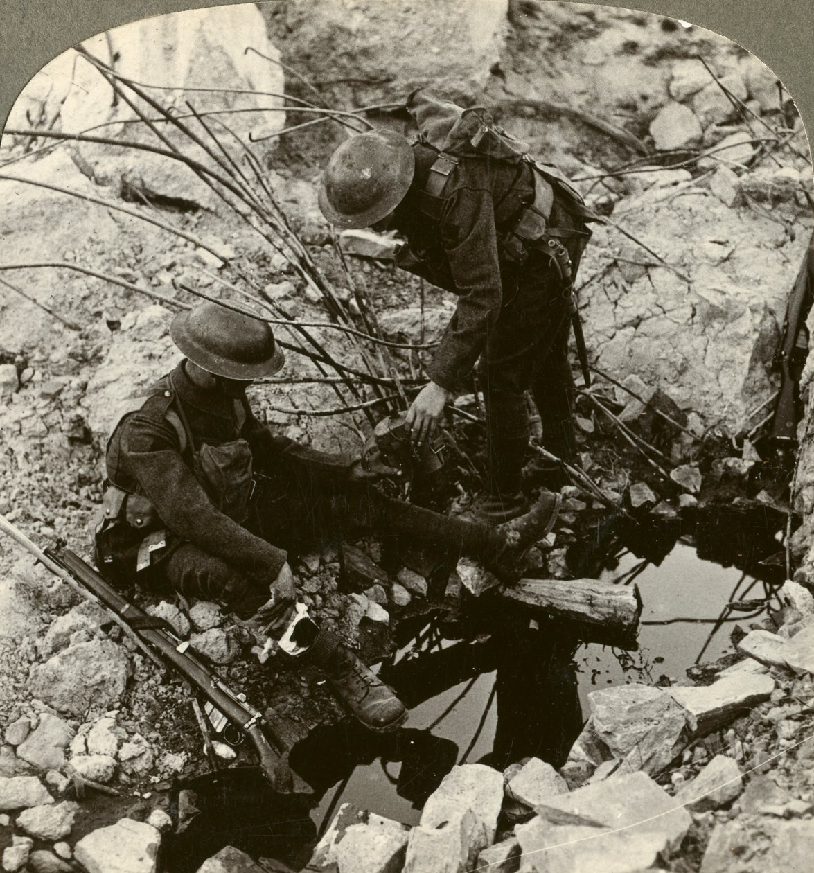 Ge vatten till en skadad kompis, Hooge, Ypres, Belgien, första världskriget, 1914-1918. av Realistic Travels Publishers