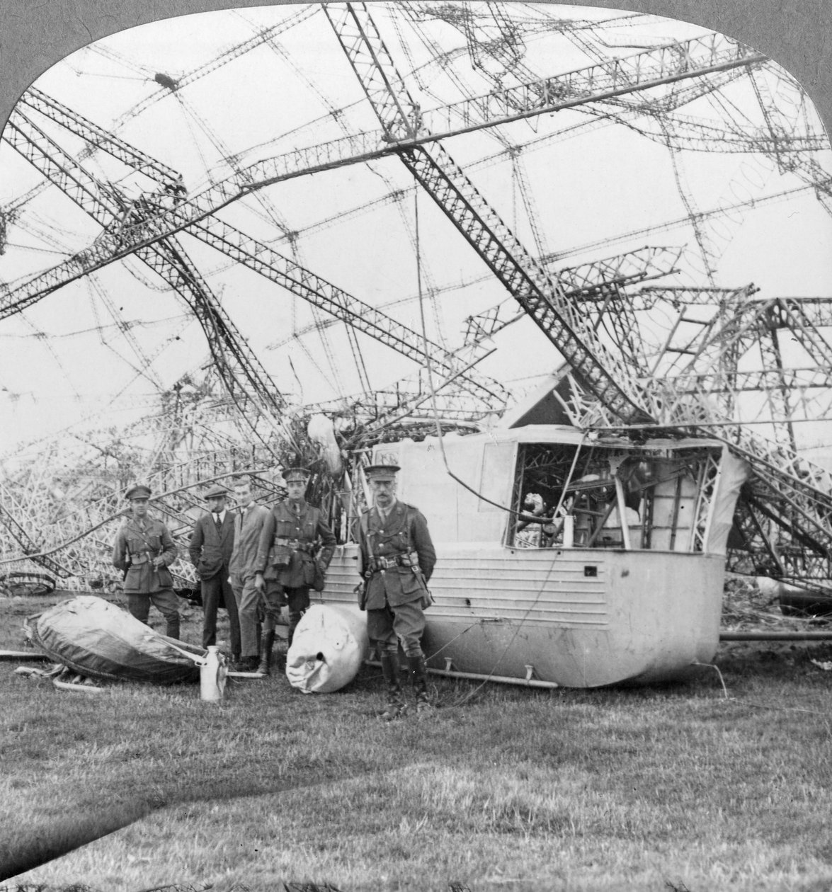 Zeppelingondolen sköts ner utanför Essexkusten, första världskriget, 1916 av Realistic Travels Publishers