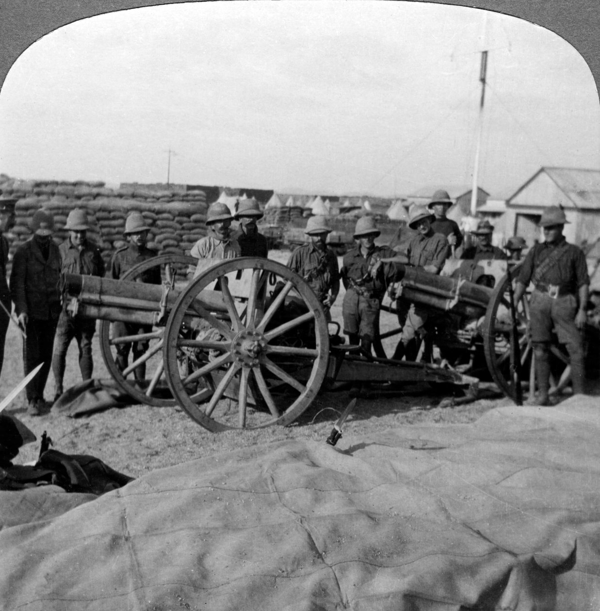 Vapen och förråd fångas från turkarna, Palestina, första världskriget, 1915-1918. av Realistic Travels Publishers
