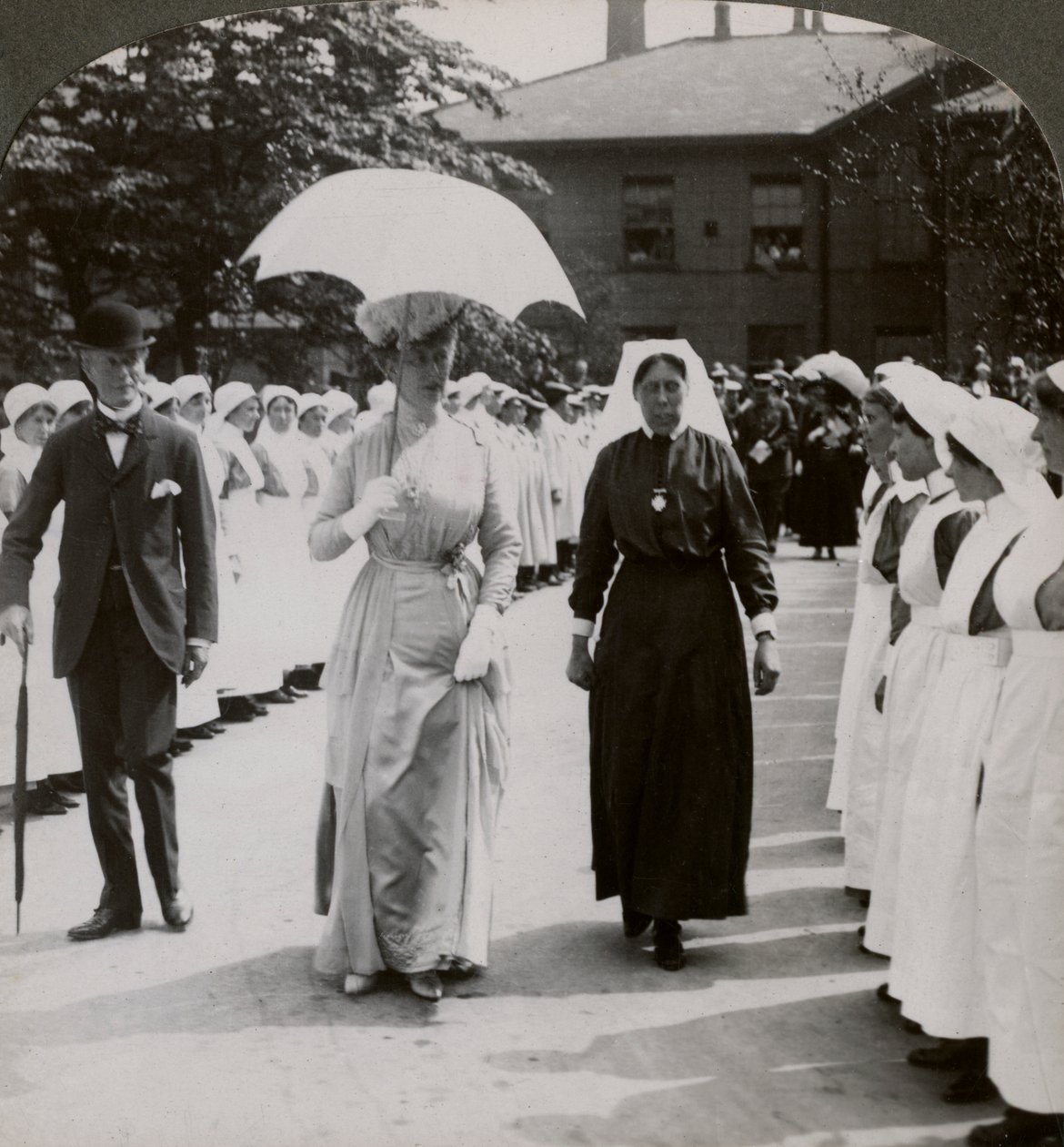 Hennes Majestät går genom hedersvakten för sjuksköterskor på RN Hospital, Hull, 1900-talet av Realistic Travels Publishers