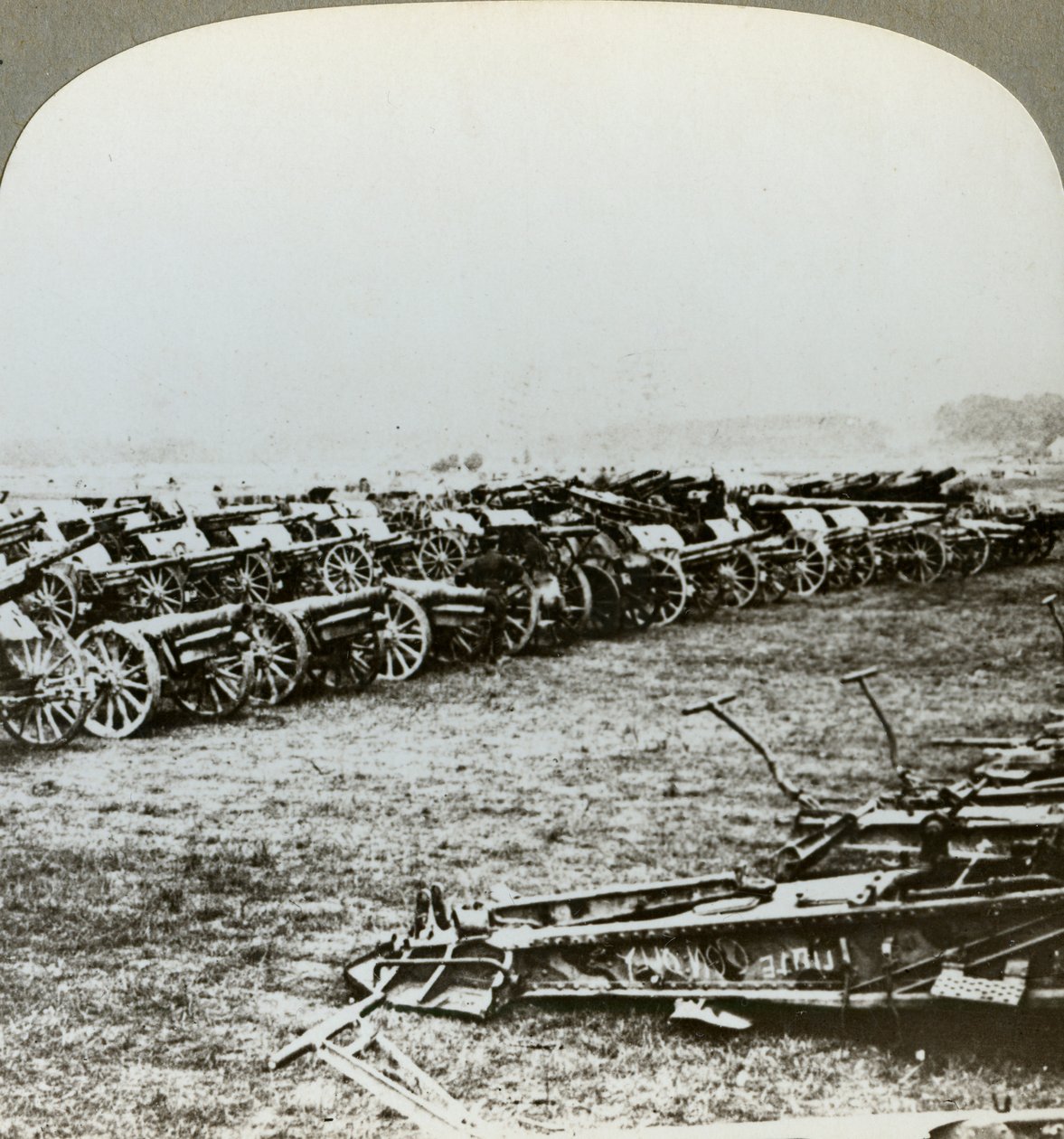 Hundratals tyska vapen fångade vid Couralette, Frankrike, slaget vid Somme, första världskriget, 1916 av Realistic Travels Publishers