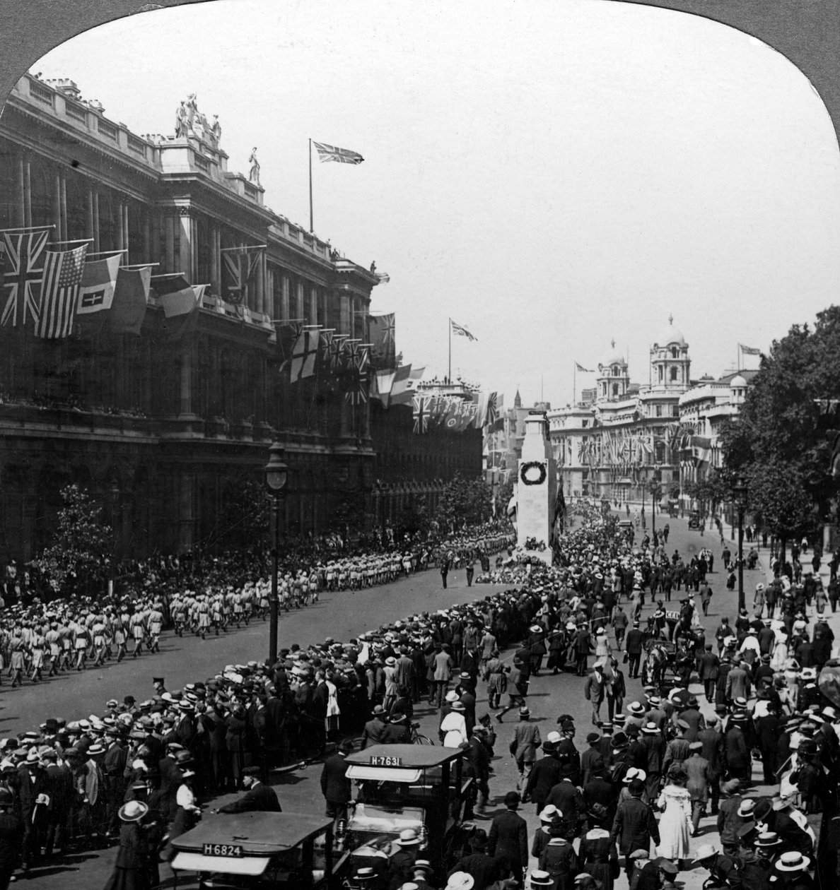 Indiska trupper hälsar den okände krigaren vid Cenotaph, Whitehall, London, c1920. av Realistic Travels Publishers