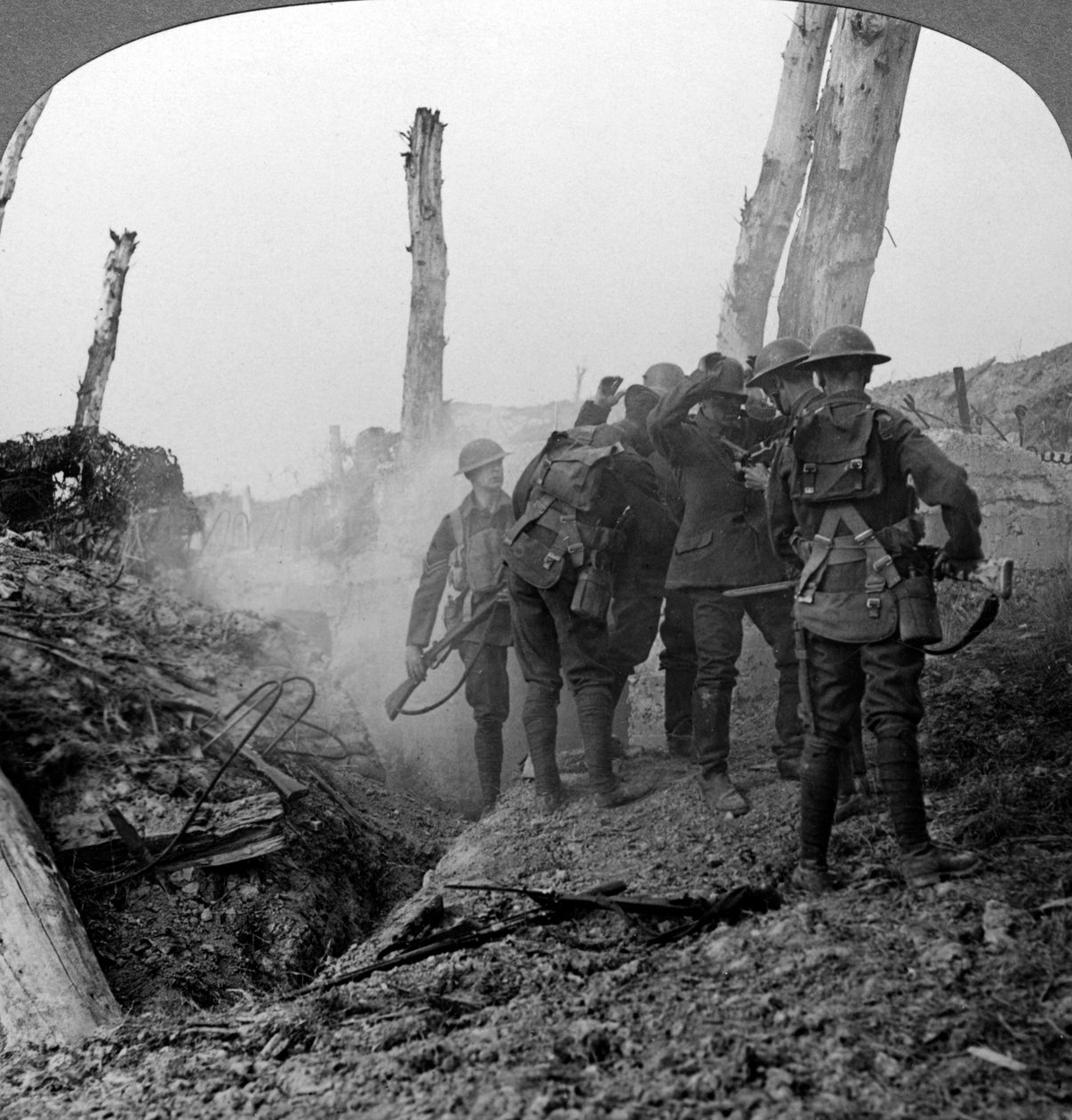 Förhör en tysk soldat, Hohenzollern Redoubt, Frankrike, första världskriget, 1914-1918. av Realistic Travels Publishers