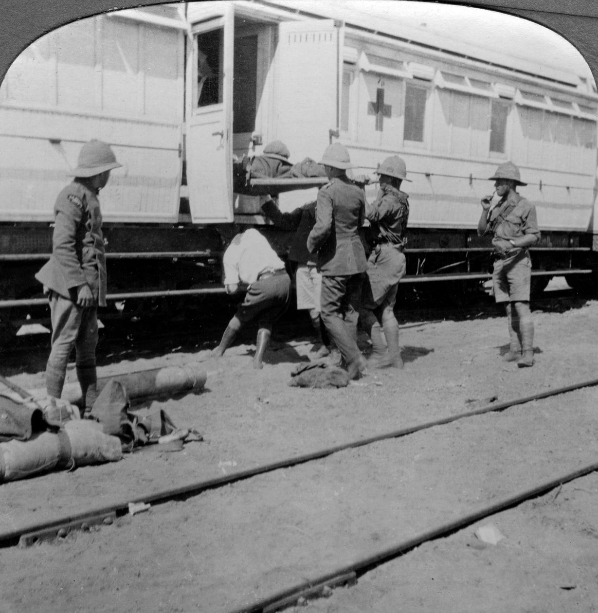 Lyfta upp skadade soldater på ett sjukhuståg, Östafrika, första världskriget, 1914-1918. av Realistic Travels Publishers