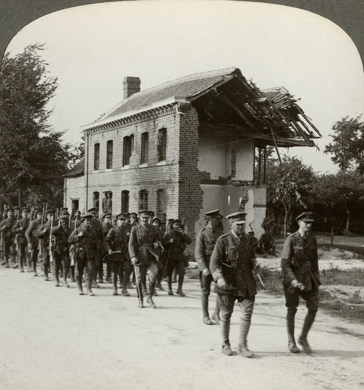 London Territorials på marschen, La Bassee Road, norra Frankrike, första världskriget, 1914-1918. av Realistic Travels Publishers