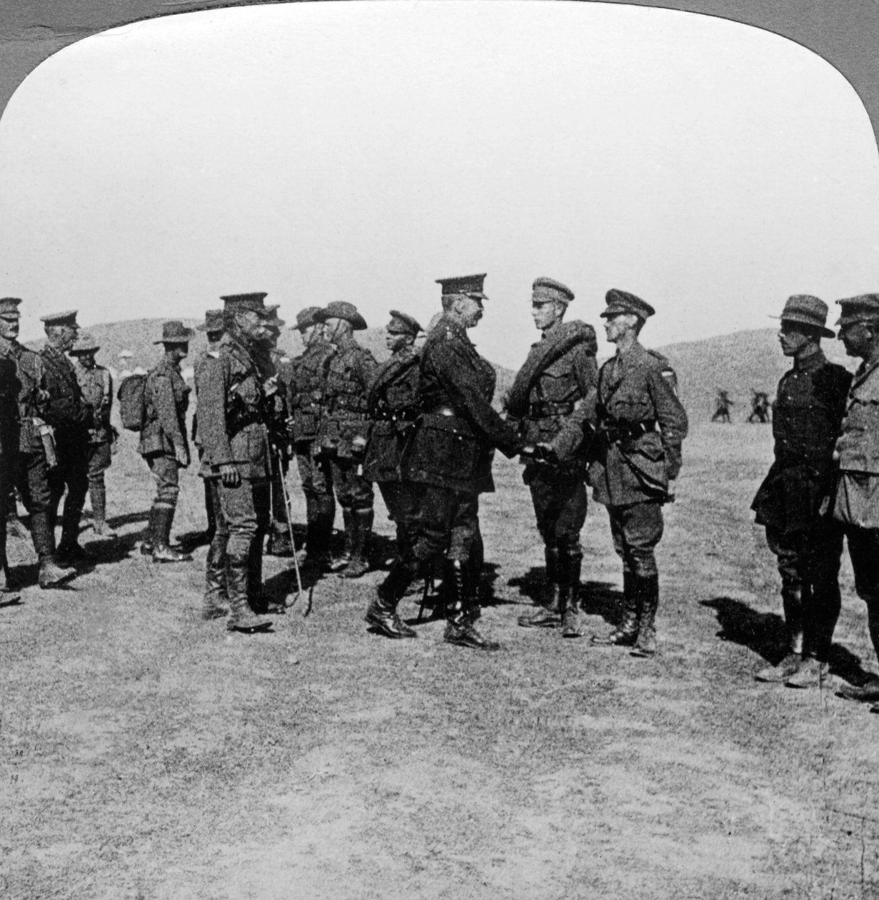 Lord Kitchener berömmer trupperna för deras överfall vid Dardanellerna, första världskriget, 1915-1916. av Realistic Travels Publishers