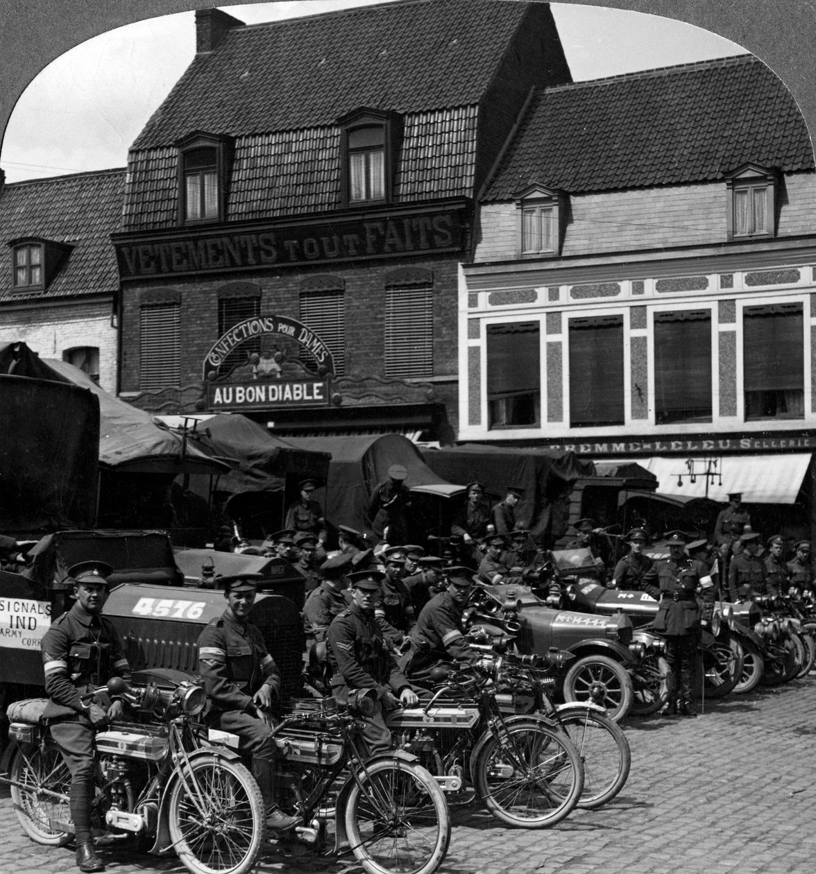 Lastbilar och motorcyklar från Indian Army Corps, Merville, Frankrike, första världskriget, 1914-1918. av Realistic Travels Publishers