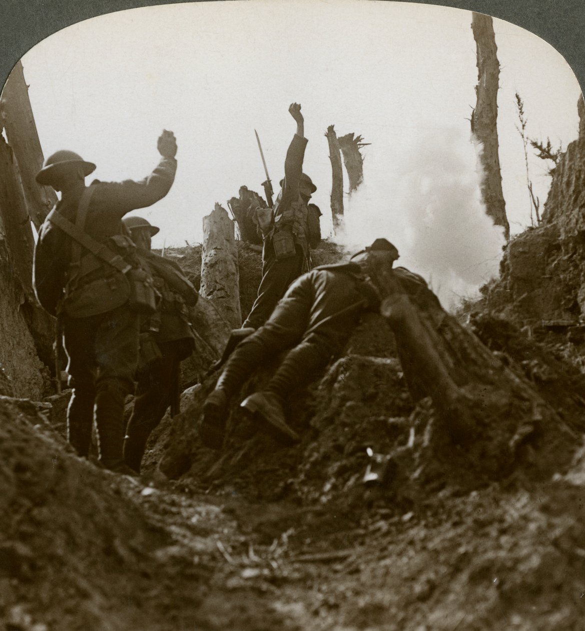 North Country-trupper bombar en tysk maskingevärsposition, Polygon Wood, 1900-talet av Realistic Travels Publishers