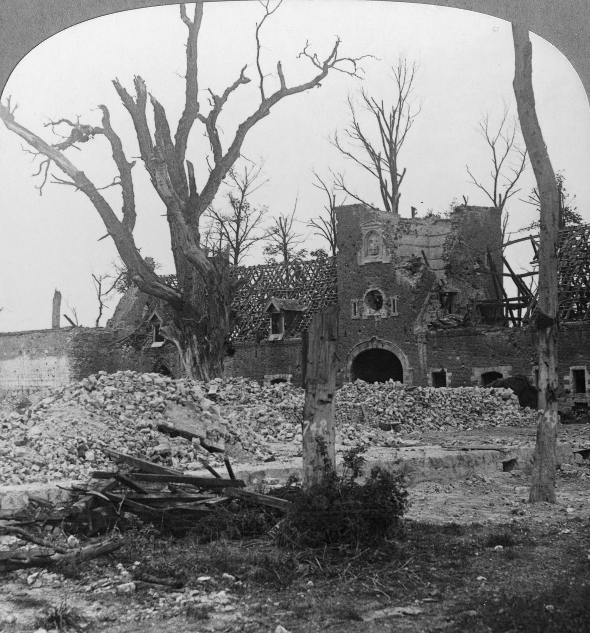 Ruinerna av Beury Chateau, Festubert, Frankrike, första världskriget, c1914-c1918 av Realistic Travels Publishers