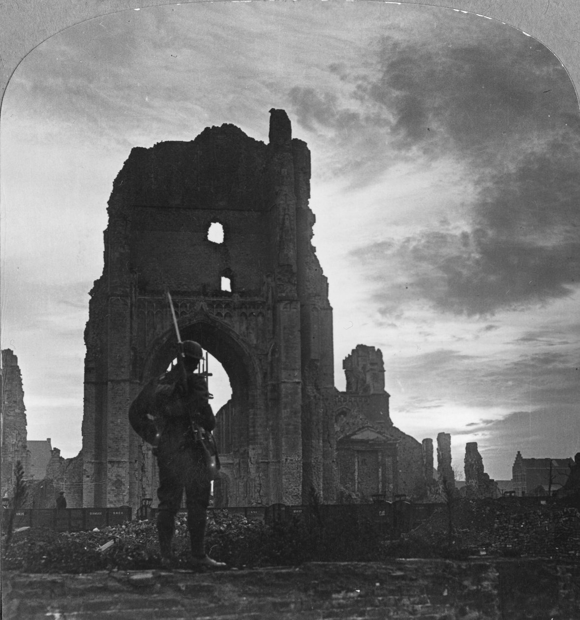 Ruinerna av Ypres, Flandern, Belgien, första världskriget, c1914-c1918 av Realistic Travels Publishers