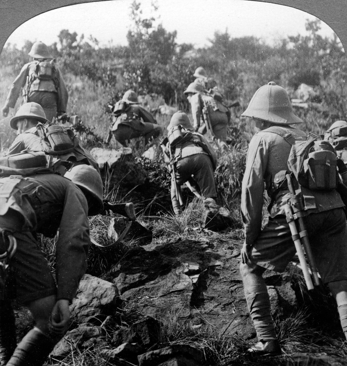Scouter på väg genom skogarna i Östafrika, första världskriget, 1914-1918. av Realistic Travels Publishers