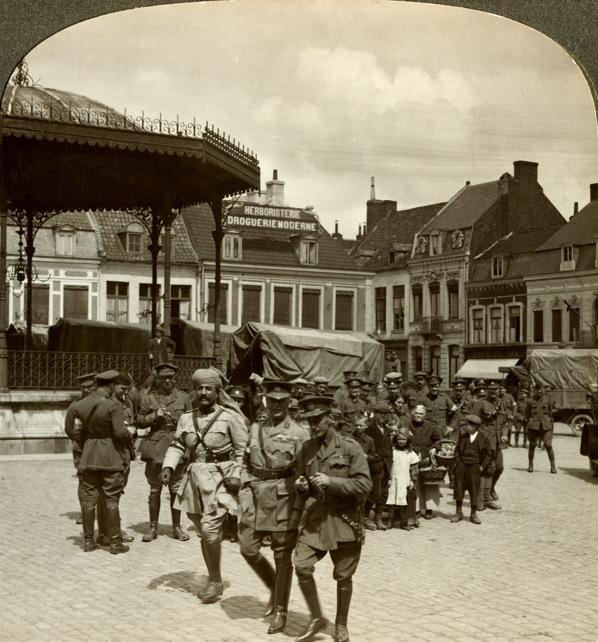 Sir James Willcocks med general Nanten, Market Square, Merville, Frankrike, första världskriget, 1914-1915. av Realistic Travels Publishers