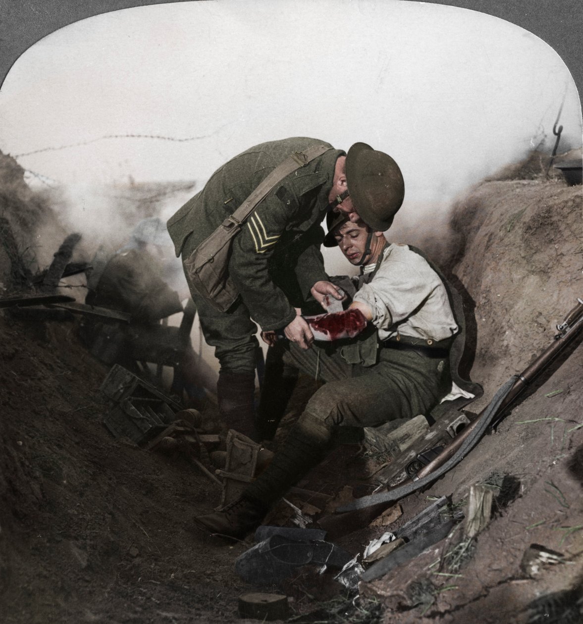 Soldat som tar emot första hjälpen från en sergeant i en sap, Slaget vid Peronne, första världskriget, 1914-1918 av Realistic Travels Publishers