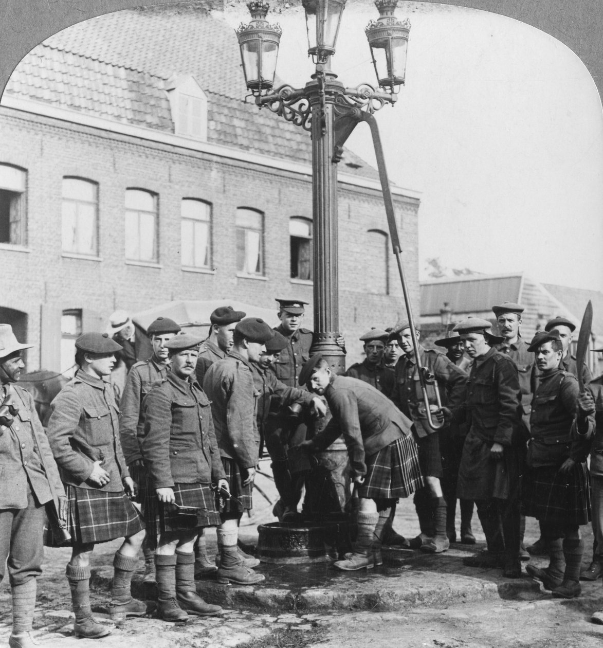 Soldater fyller sina vattenflaskor vid stadspumpen La Gorgue, Frankrike, första världskriget, c1914-c1918 av Realistic Travels Publishers