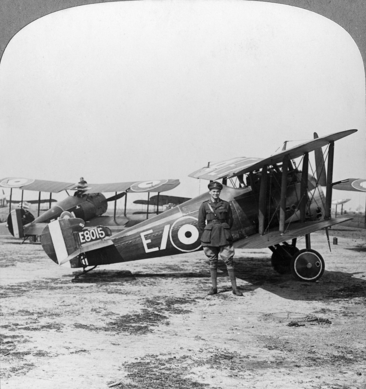 Sopwith Camel flygplan redo för en patrull över de tyska linjerna, första världskriget, c1917-c1918 av Realistic Travels Publishers