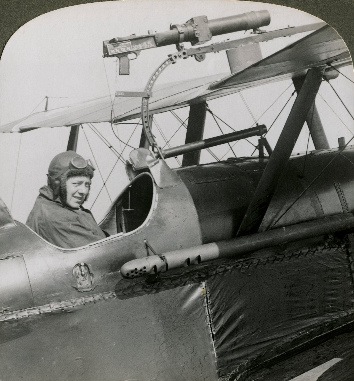Sopwith Scout med fotografisk pistol monterad på den övre vingen, första världskriget, 1914-1918. av Realistic Travels Publishers