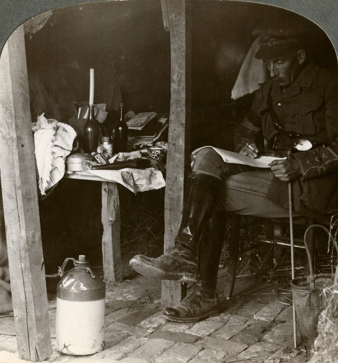 Stabsofficer i en dugout som studerar detaljer inför en offensiv, första världskriget, 1914-1918 av Realistic Travels Publishers