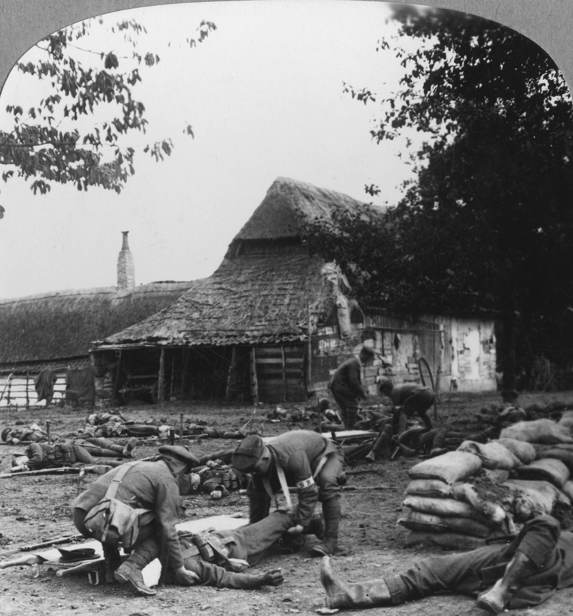 Bårbärare som tar hand om sårade vid en improviserad första hjälpenpost, första världskriget, c1914-c1918. av Realistic Travels Publishers