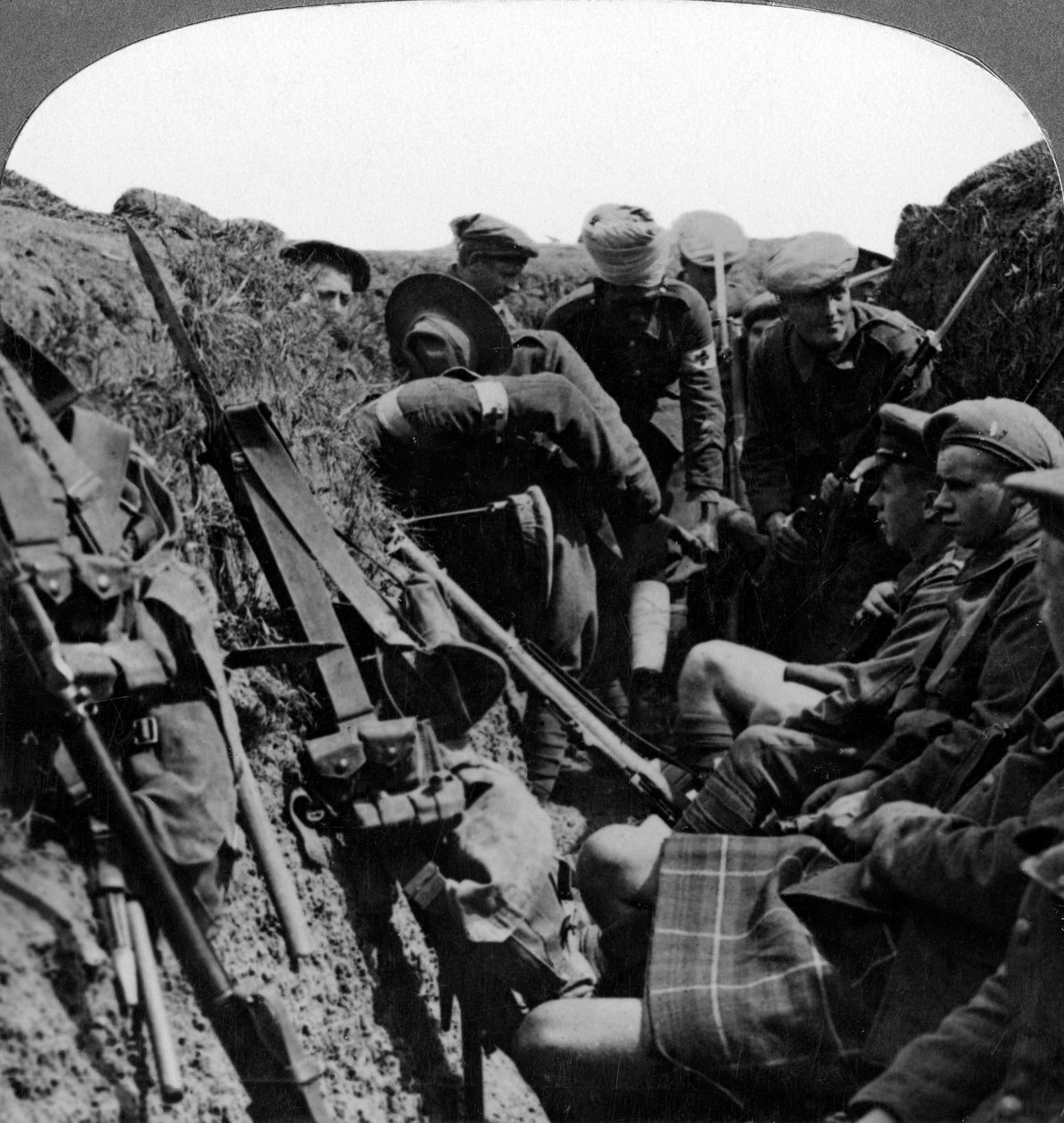 Bårbärare som avlägsnar en skadad officer, första världskriget, 1914-1918. av Realistic Travels Publishers