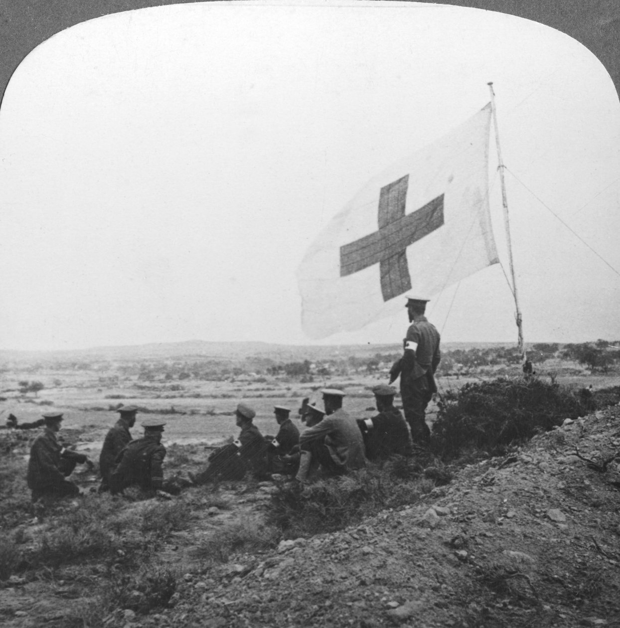 Det brittiska Röda Korset på fältet, redo för sitt barmhärtighetsärende, första världskriget, c1914-c1918 av Realistic Travels Publishers