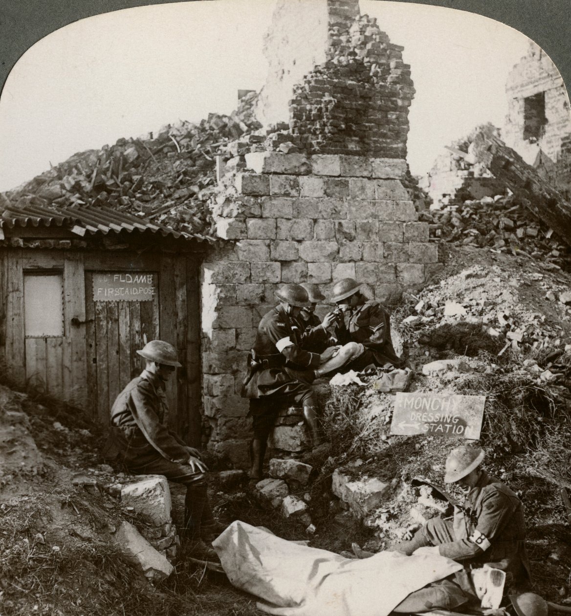 Royal Army Medical Corps vid Monchy dressing station, Frankrike, första världskriget, 1914-1918. av Realistic Travels Publishers