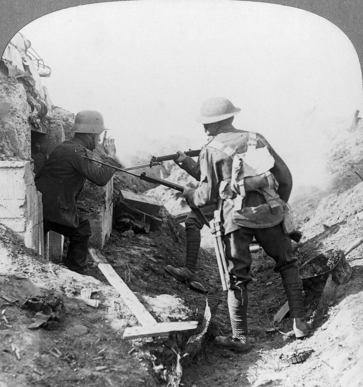 Fångandet av en tysk kulspruteskytt, Croisilles, Frankrike, första världskriget, c1917-c1918 av Realistic Travels Publishers