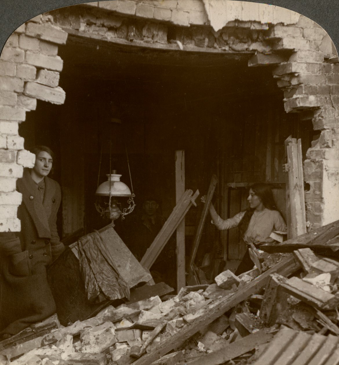 Skadan orsakad av en tysk Zeppelinbomb, första världskriget, 1914-1918. av Realistic Travels Publishers